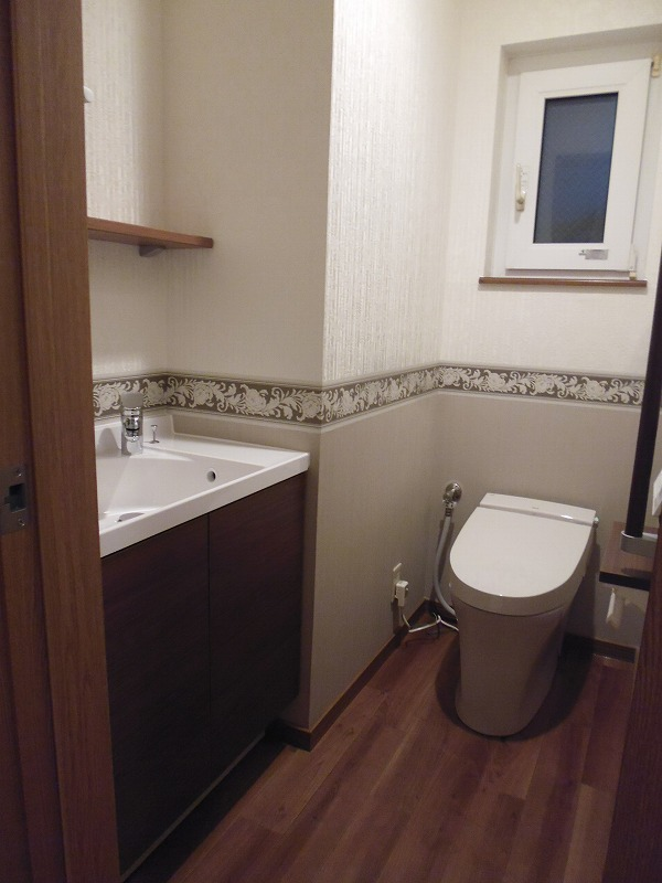 トイレリフォーム　タンクレストイレと手洗いスペース アイキャッチ画像